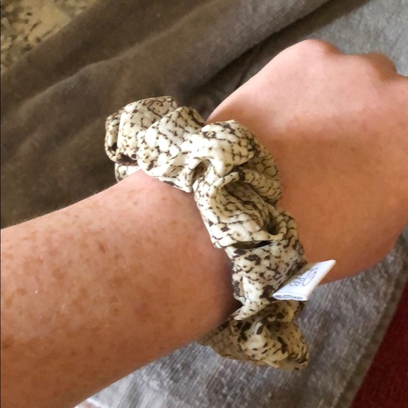 Scrunchie by Dewedit 💕 - Picture 4 of 4